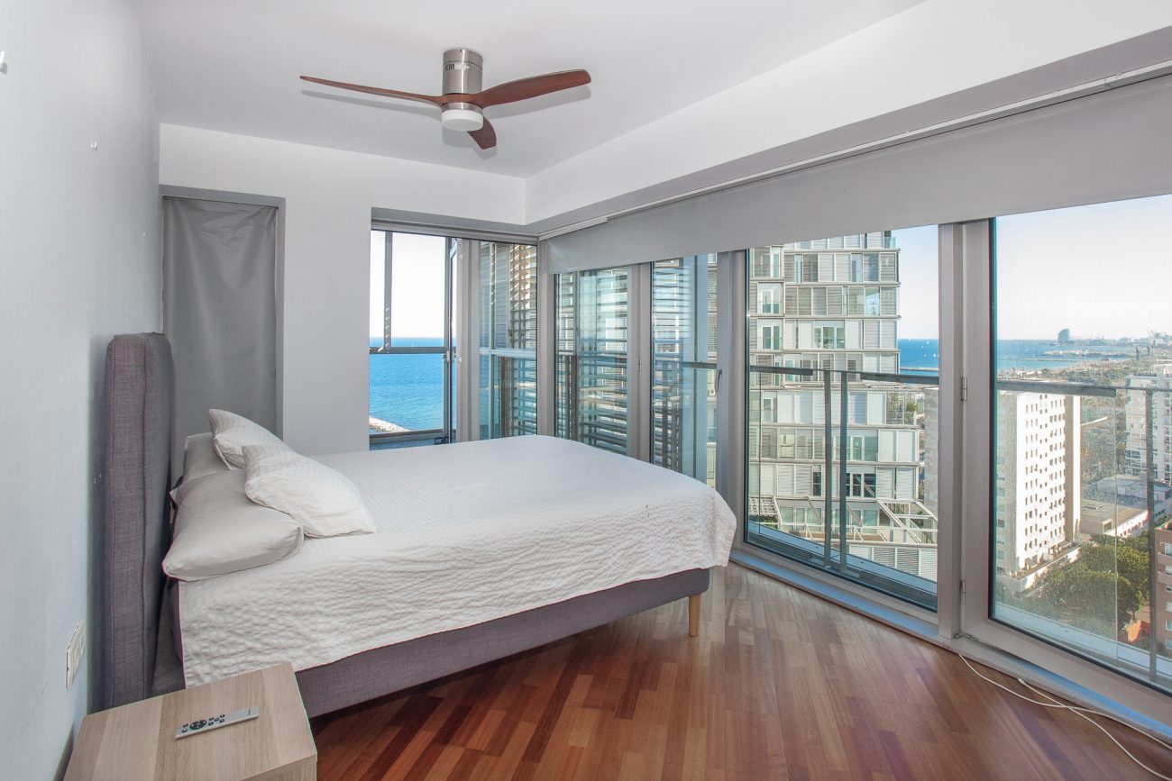 Exclusive view apartment on the first line of the sea