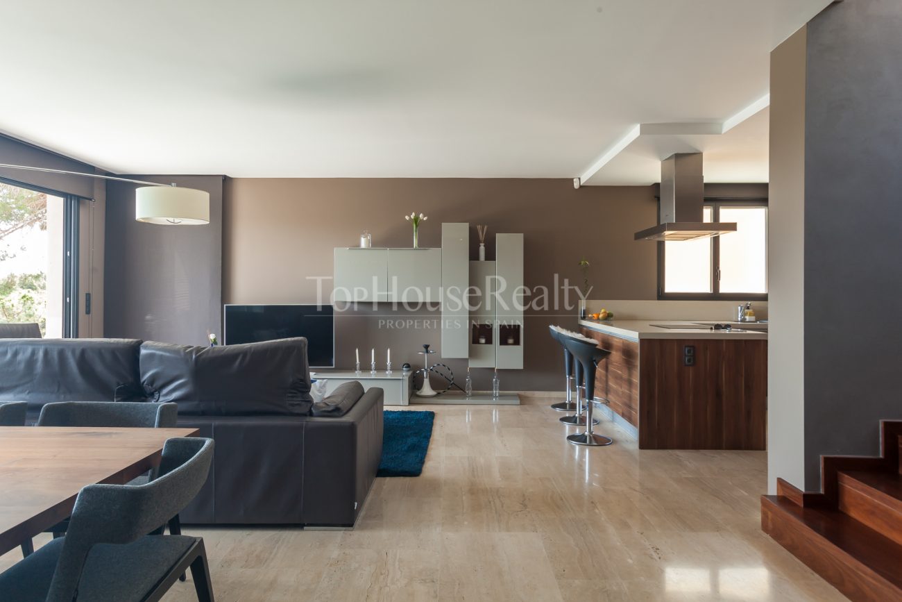 Modern villa with stunning panoramic views