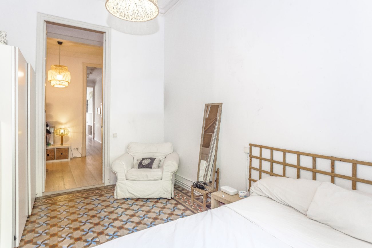 Bright flat with terrace on Enric Granados