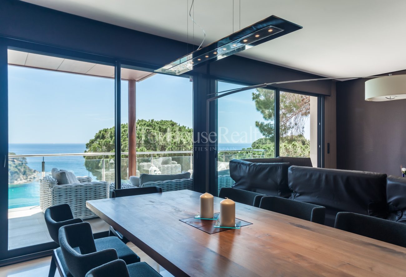 Modern villa with stunning panoramic views