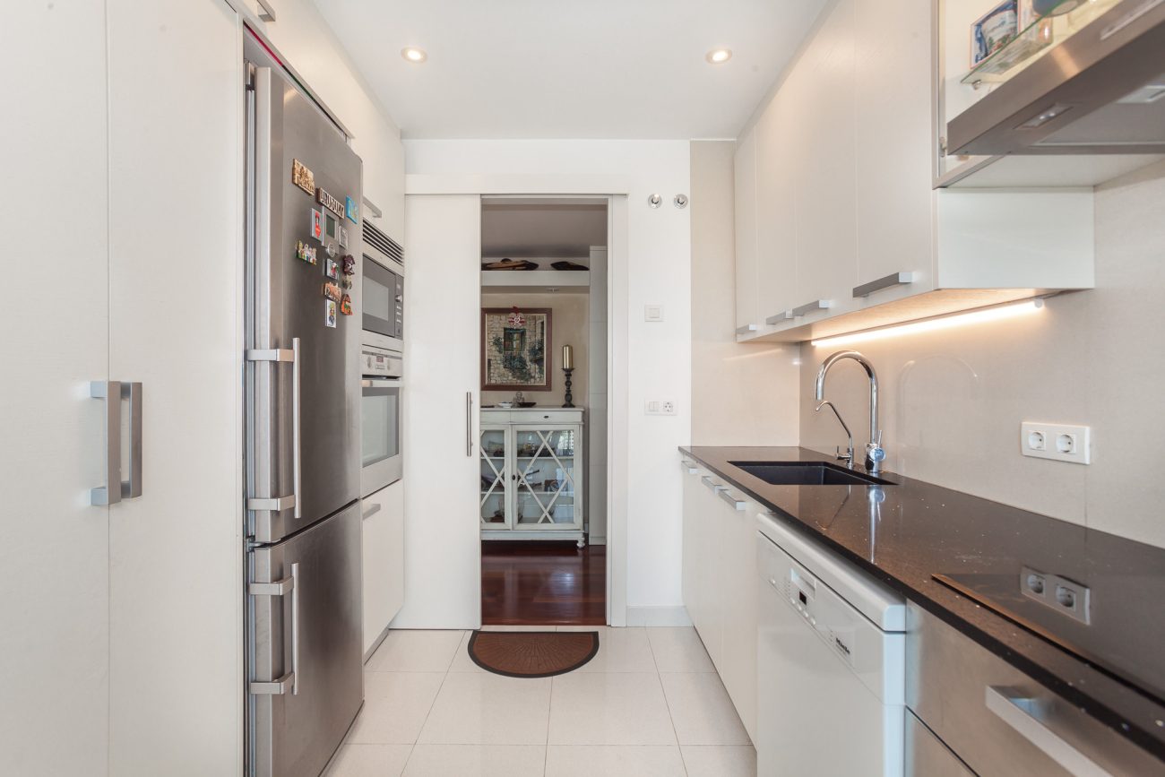 Seafront apartment with panoramic views in the most prestigious residential complex in Barcelona
