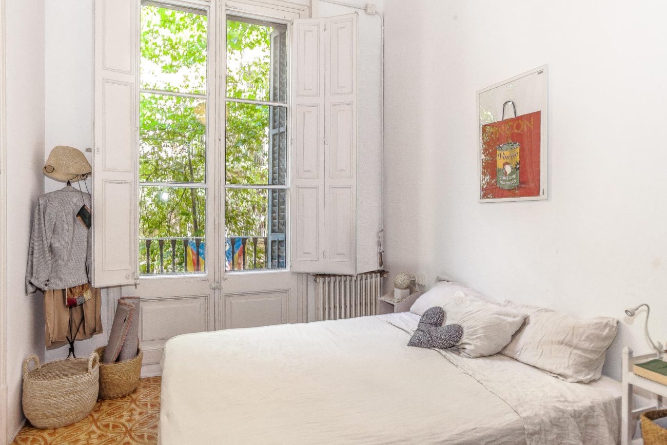 Bright flat with terrace on Enric Granados