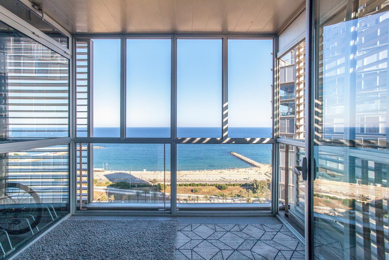 Exclusive view apartment on the first line of the sea