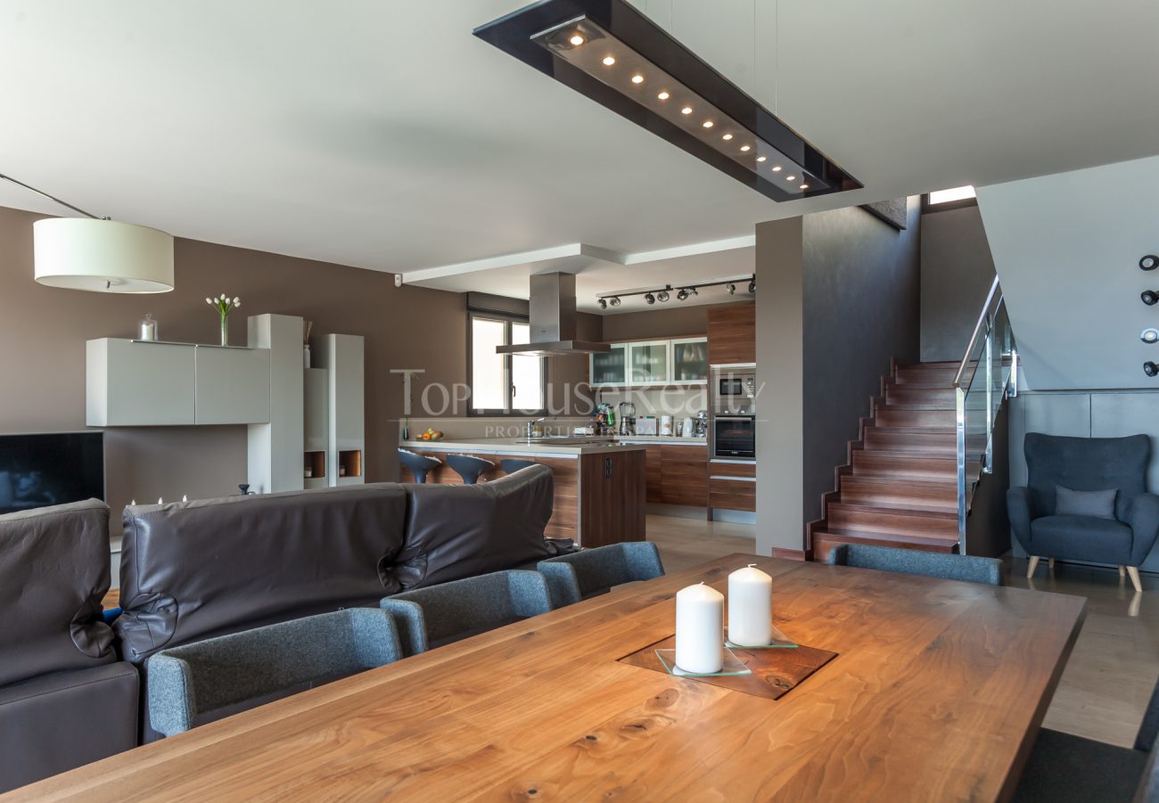 Modern villa with stunning panoramic views