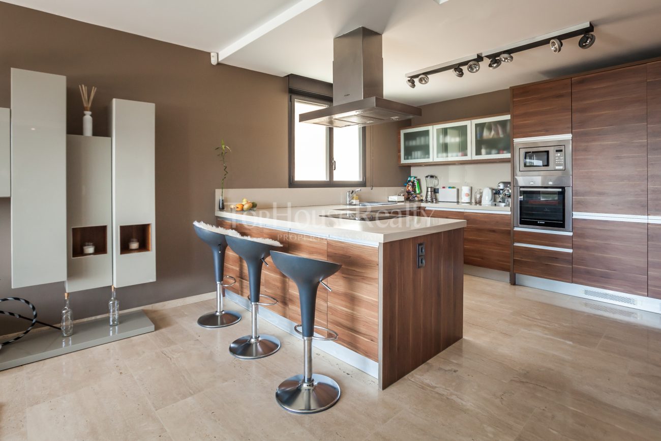 Modern villa with stunning panoramic views