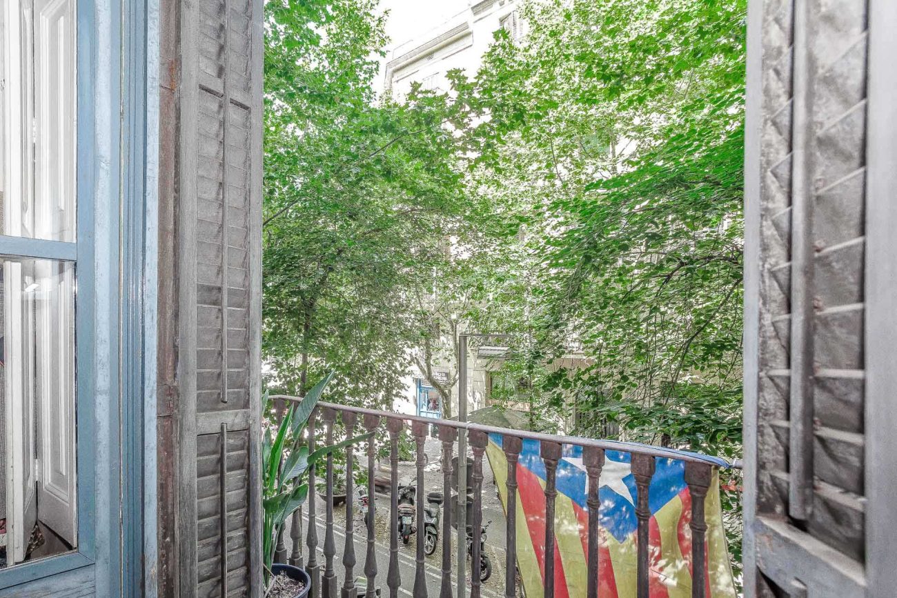 Bright flat with terrace on Enric Granados