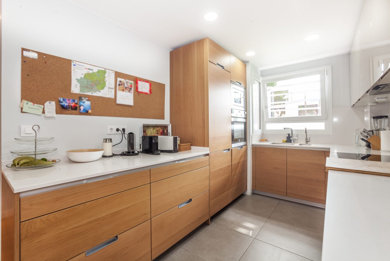 Semi-furnished corner house 100 metres from the beach in Gavà