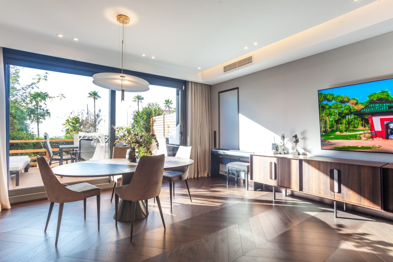 Immerse yourself in the luxury seaside experience in this frontline gem in Castelldefels with eco-innovative and technological features!