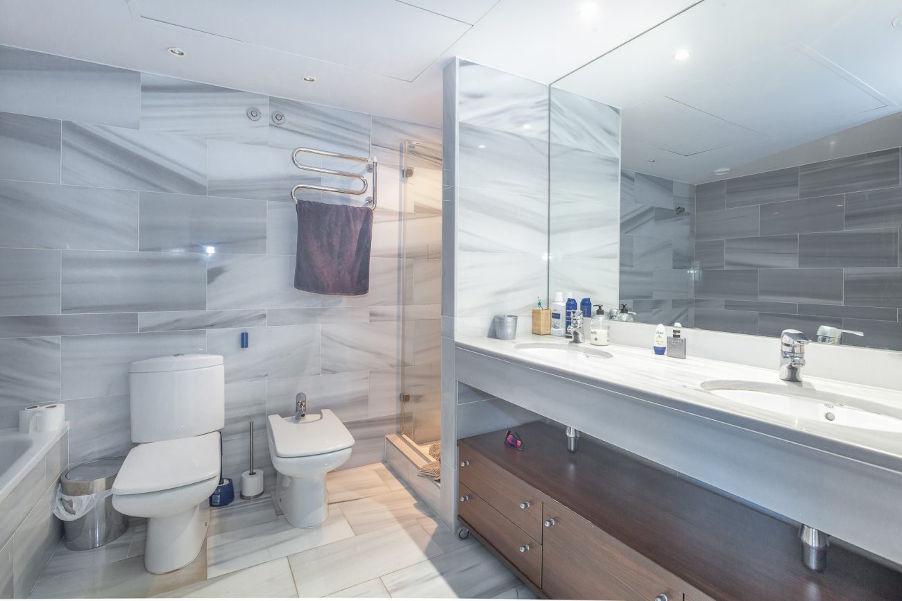 Exclusive view apartment on the first line of the sea