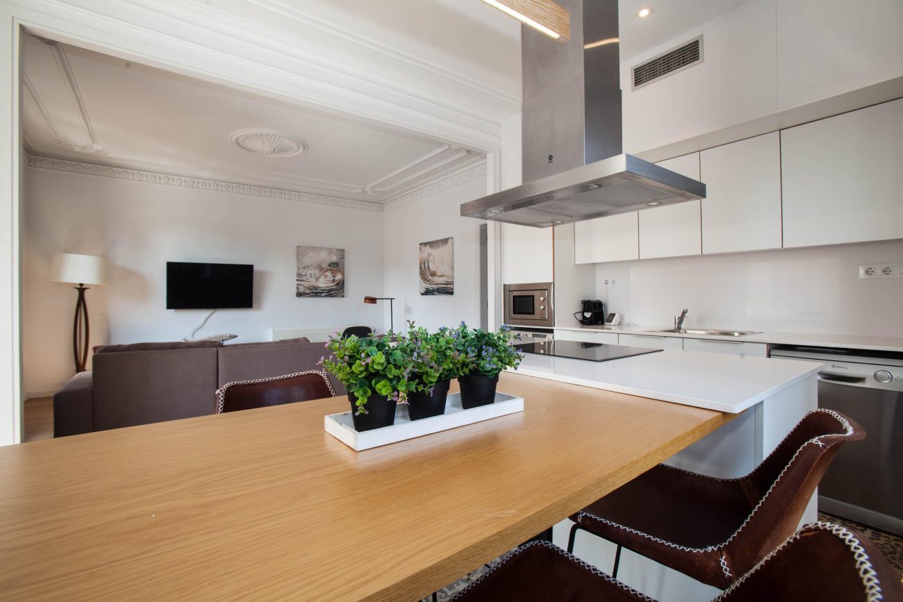 Spectacular apartment in a stately building in the heart of Barcelona