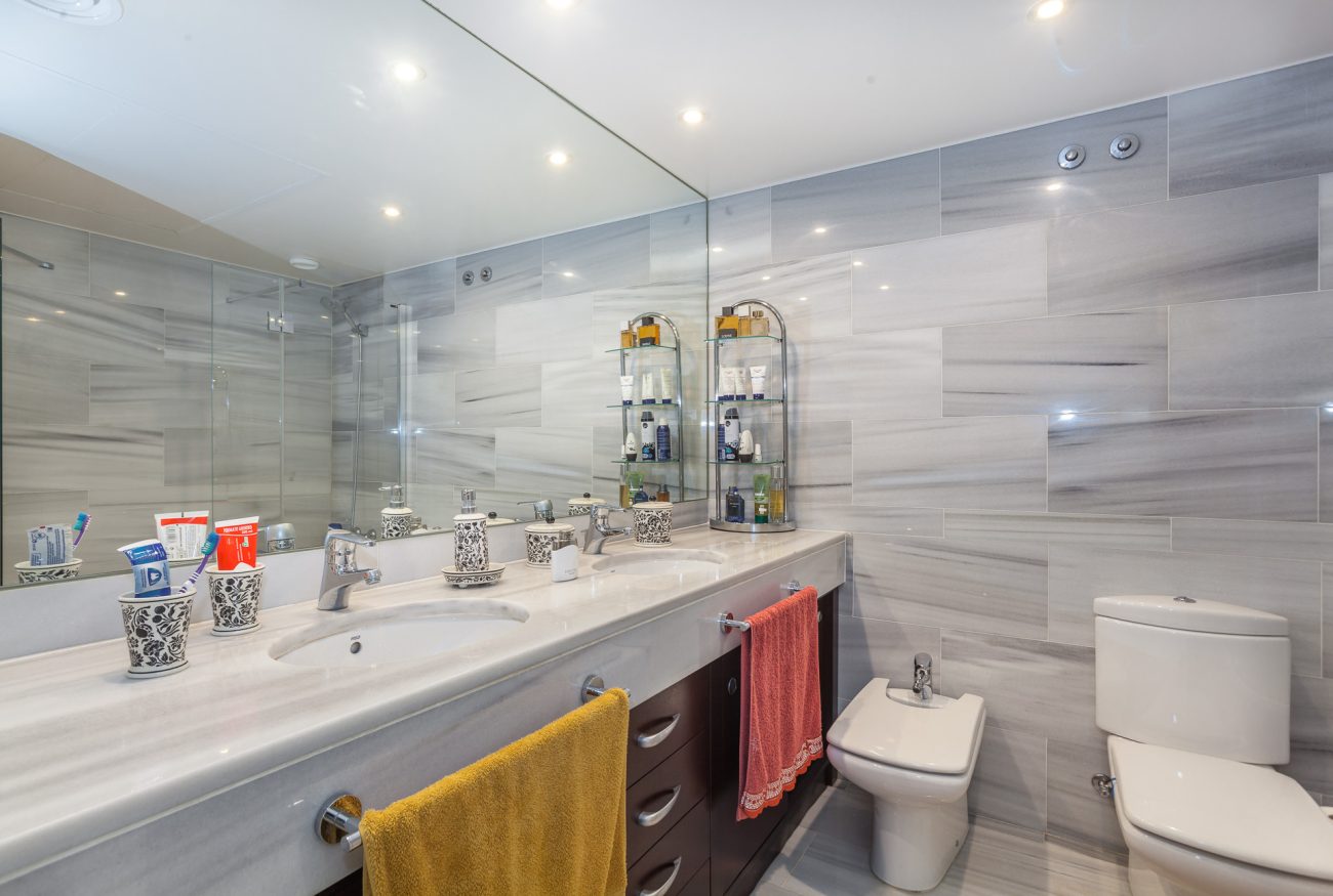 Seafront apartment with panoramic views in the most prestigious residential complex in Barcelona