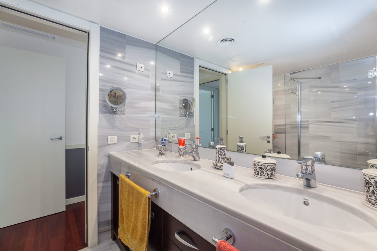 Seafront apartment with panoramic views in the most prestigious residential complex in Barcelona