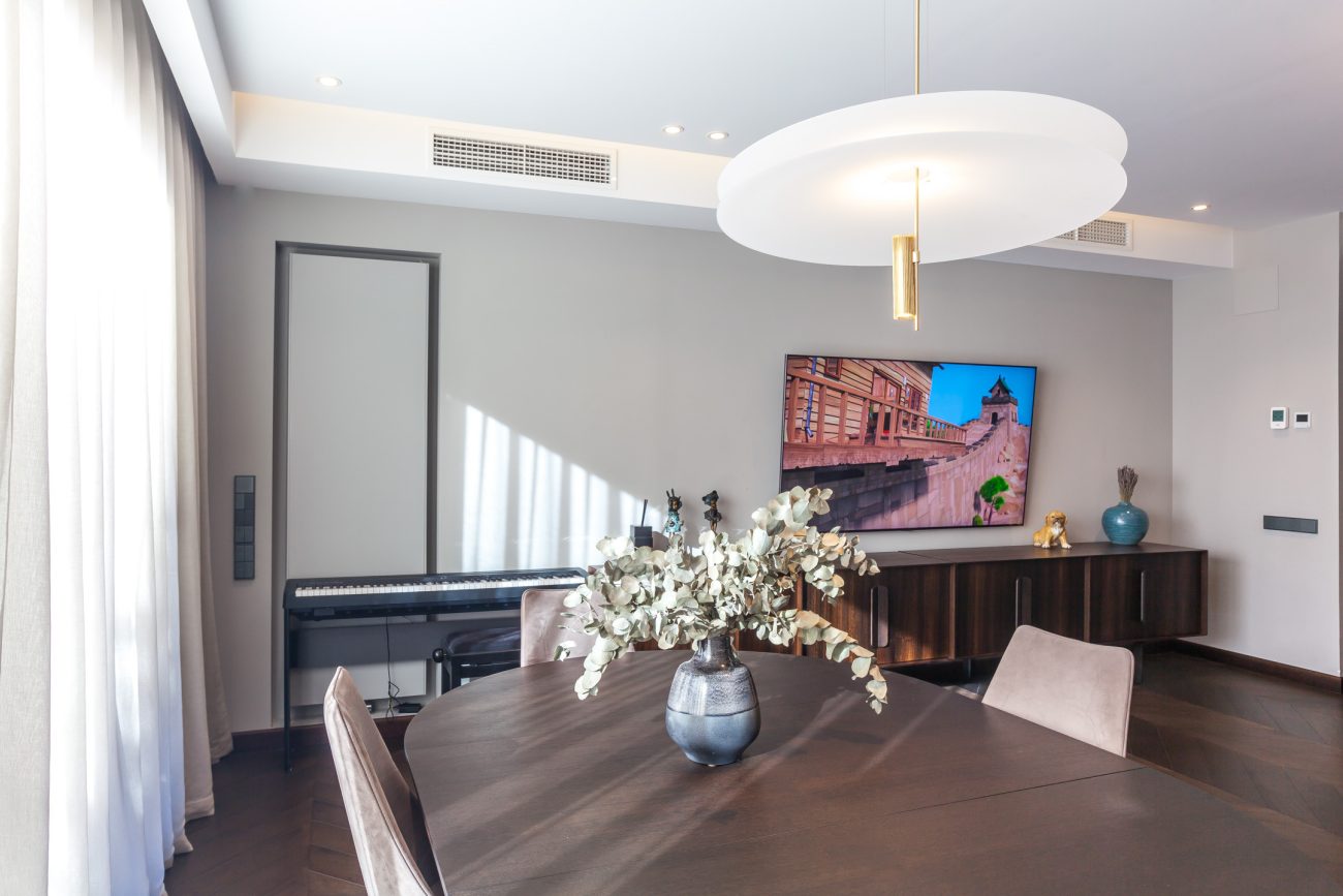 Immerse yourself in the luxury seaside experience in this frontline gem in Castelldefels with eco-innovative and technological features!