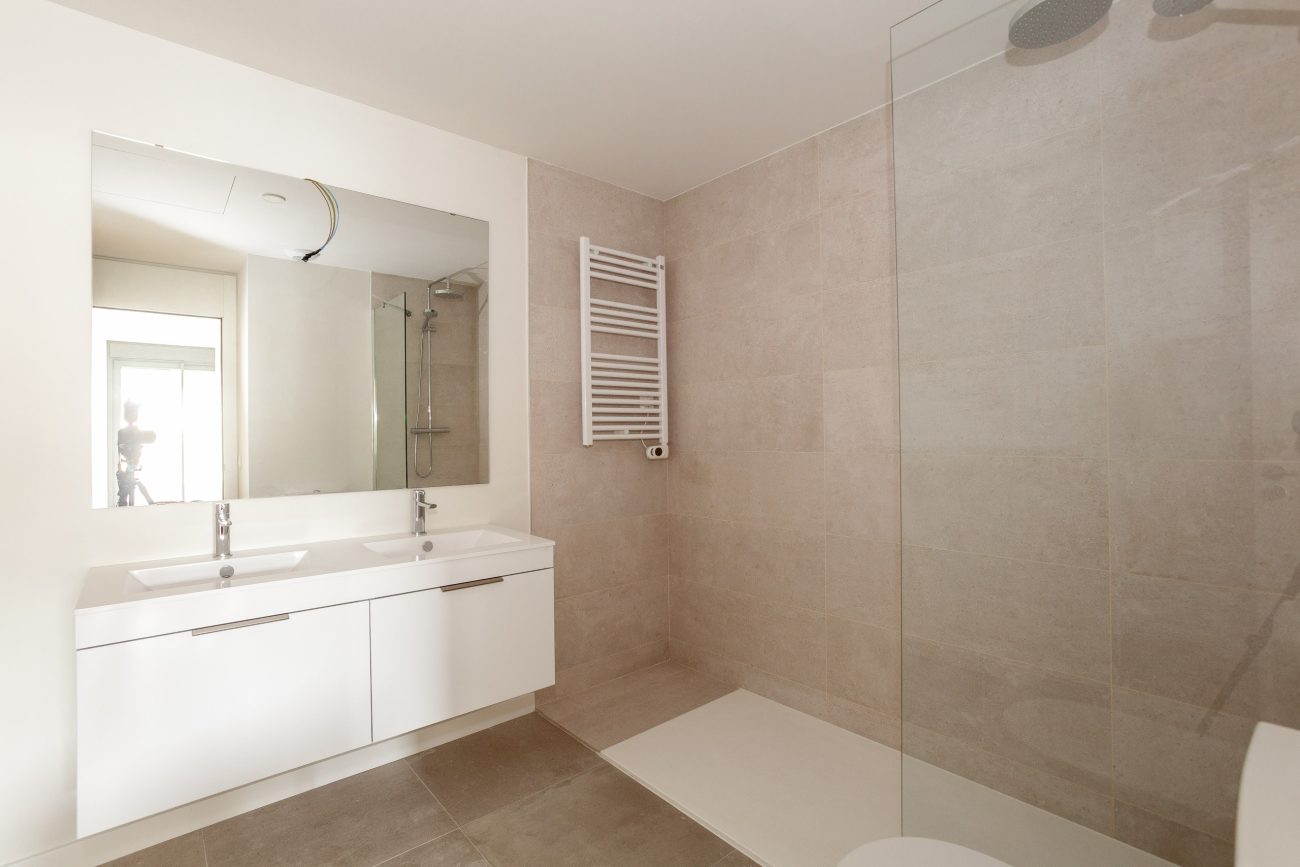 A new modern complex in the nearest suburb of Barcelona, a 5-minute walk from the sandy beach