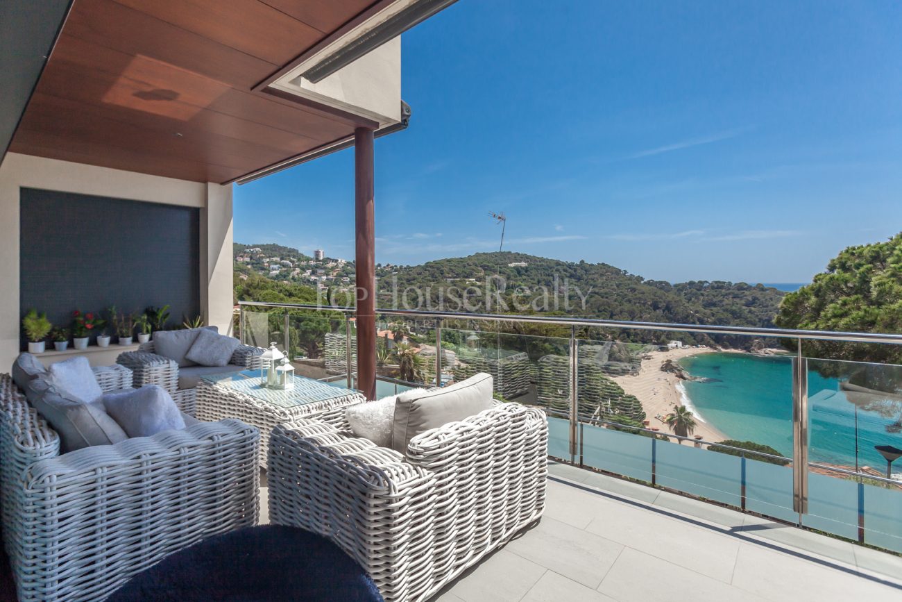 Modern villa with stunning panoramic views