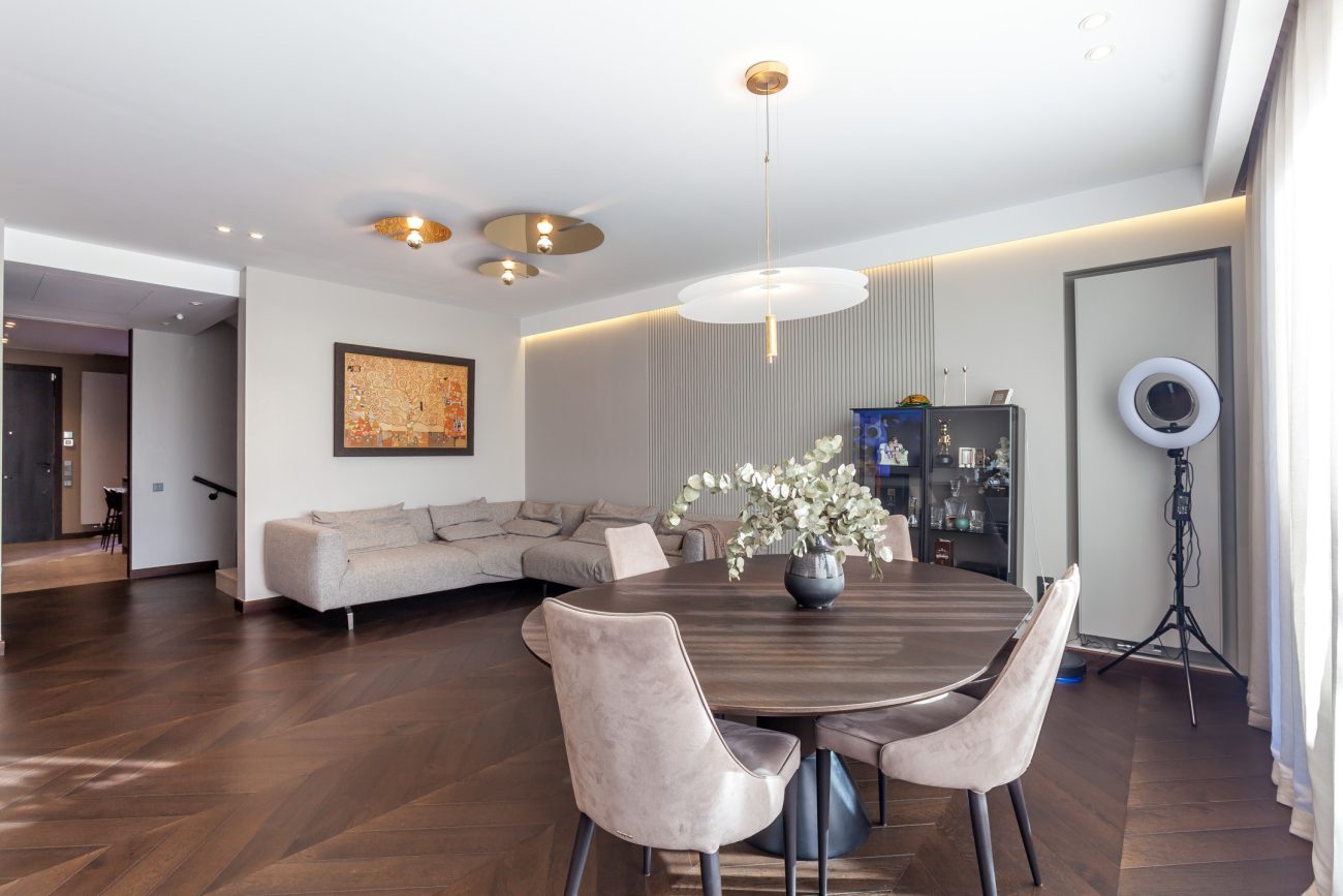 Immerse yourself in the luxury seaside experience in this frontline gem in Castelldefels with eco-innovative and technological features!