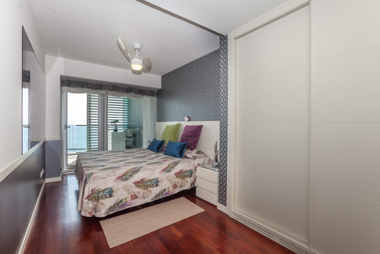 Seafront apartment with panoramic views in the most prestigious residential complex in Barcelona