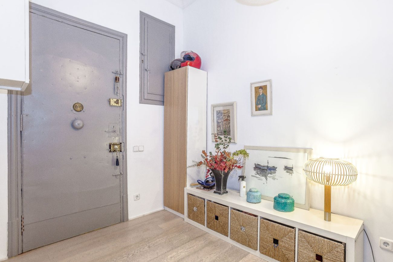 Bright flat with terrace on Enric Granados
