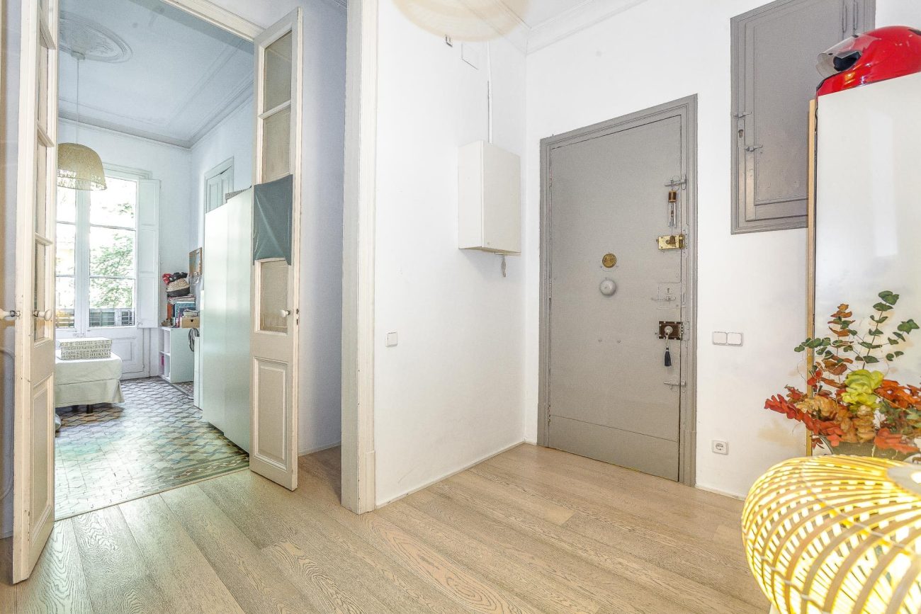 Bright flat with terrace on Enric Granados