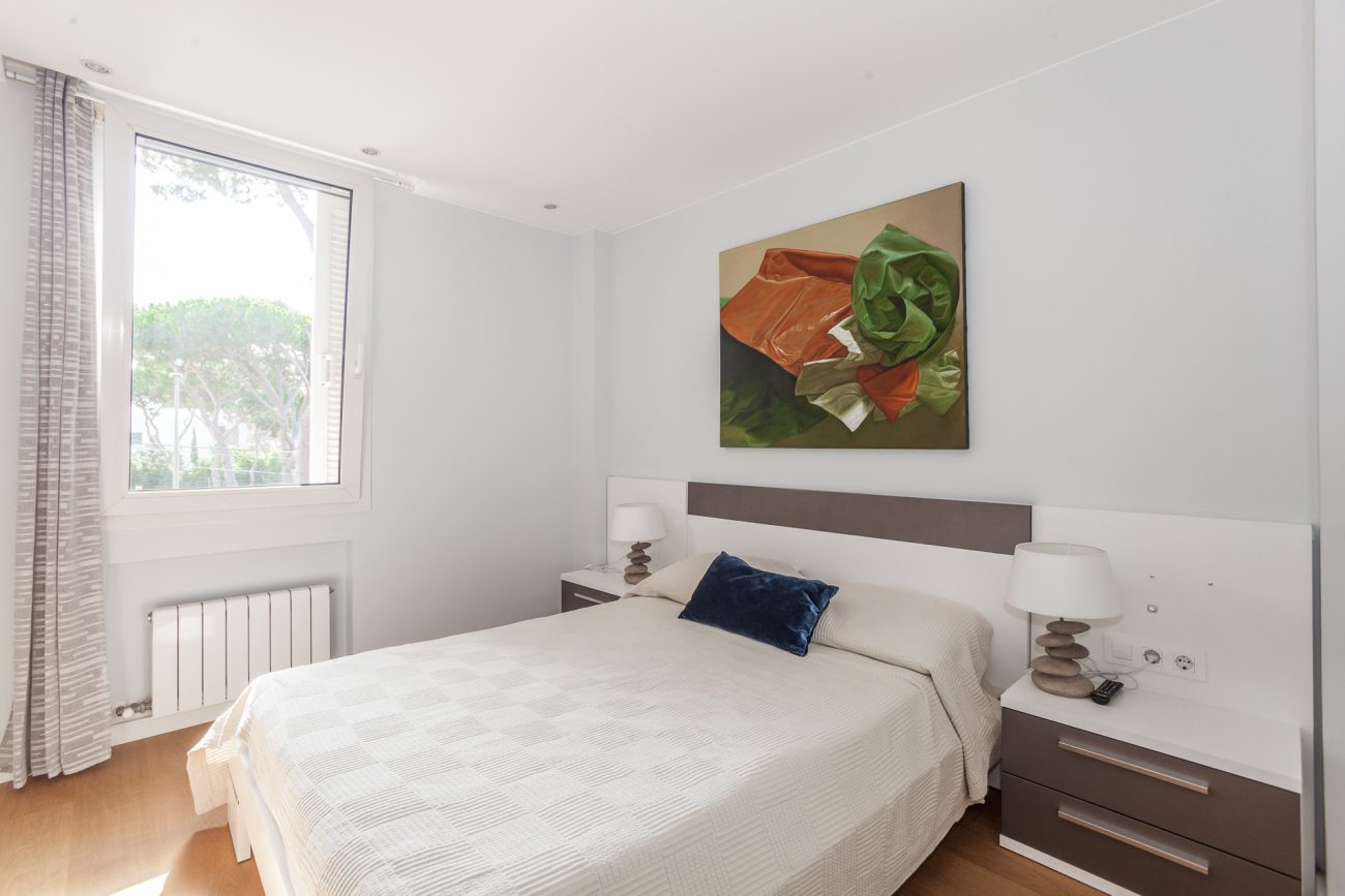 Semi-furnished corner house 100 metres from the beach in Gavà