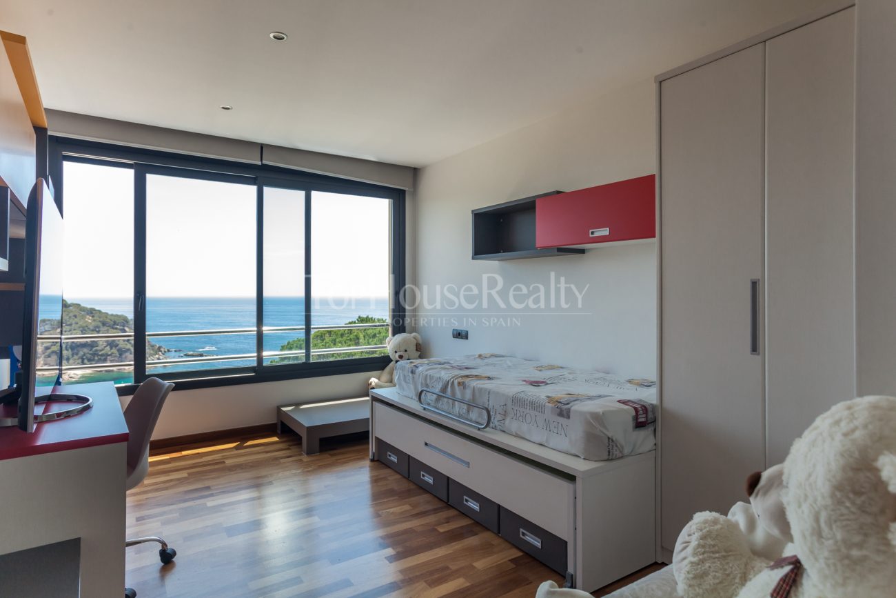 Modern villa with stunning panoramic views