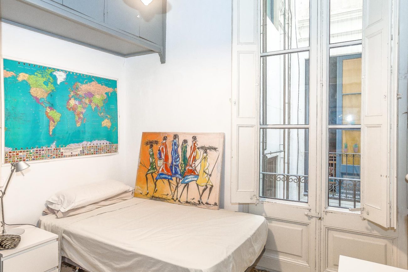 Bright flat with terrace on Enric Granados