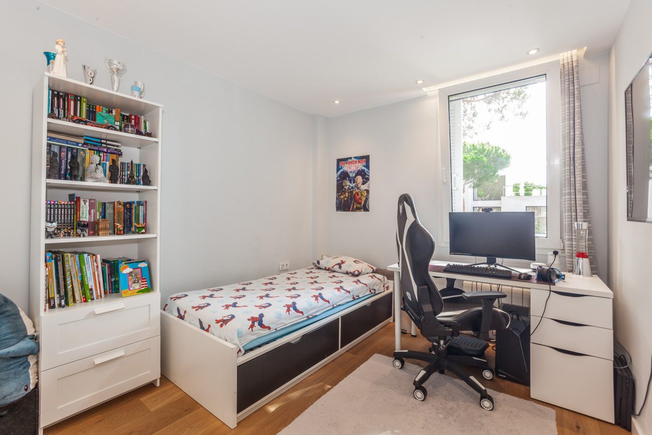 Semi-furnished corner house 100 metres from the beach in Gavà