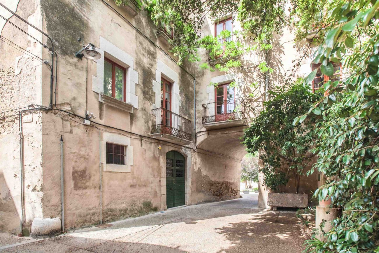 Stately 17th century mansion in Emporda