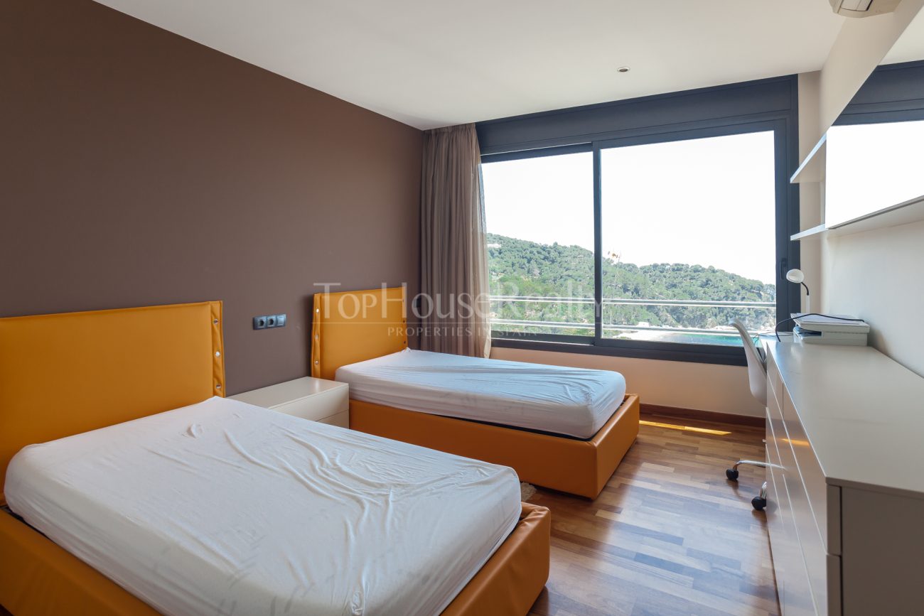 Modern villa with stunning panoramic views