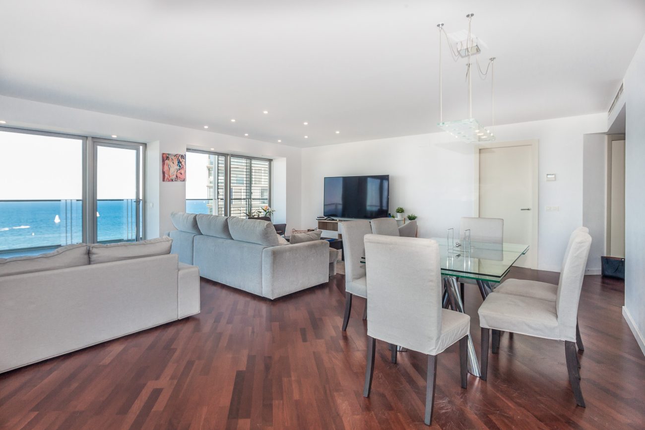 Exclusive view apartment on the first line of the sea