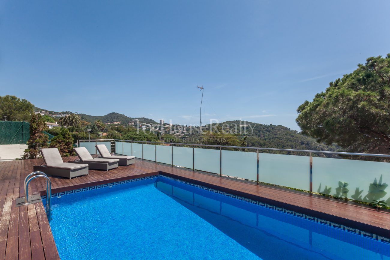 Modern villa with stunning panoramic views
