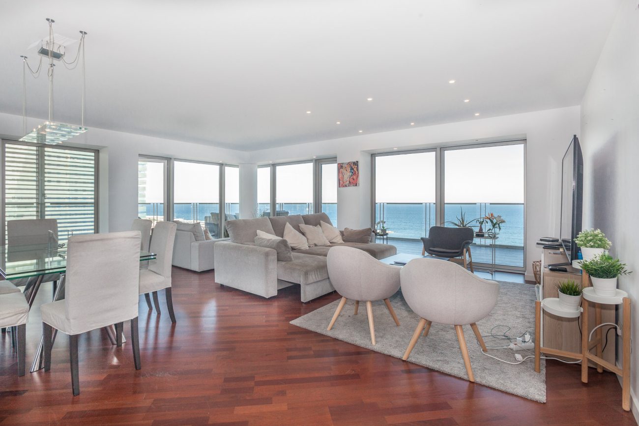 Exclusive view apartment on the first line of the sea