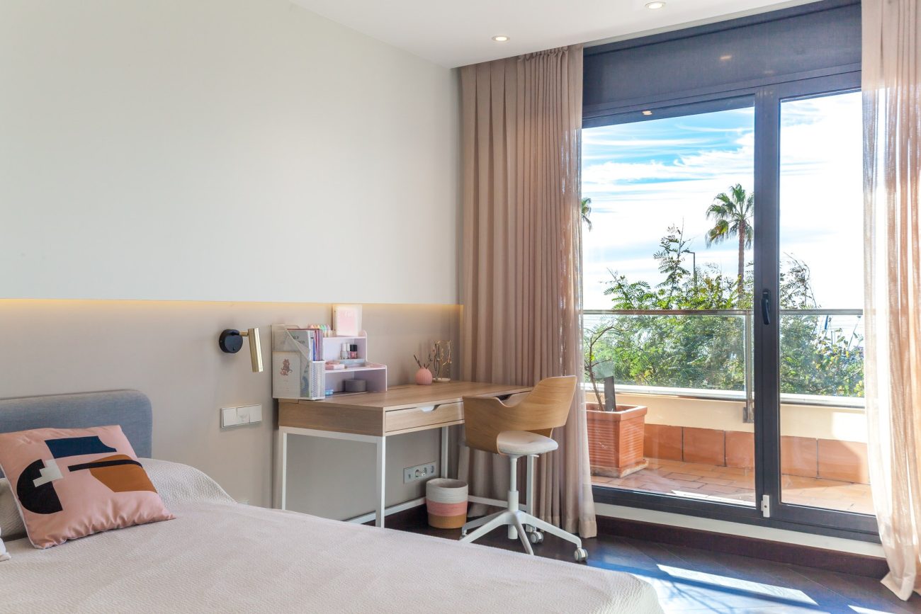 Immerse yourself in the luxury seaside experience in this frontline gem in Castelldefels with eco-innovative and technological features!