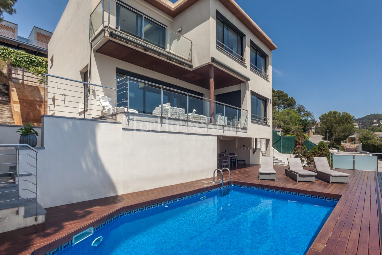Modern villa with stunning panoramic views