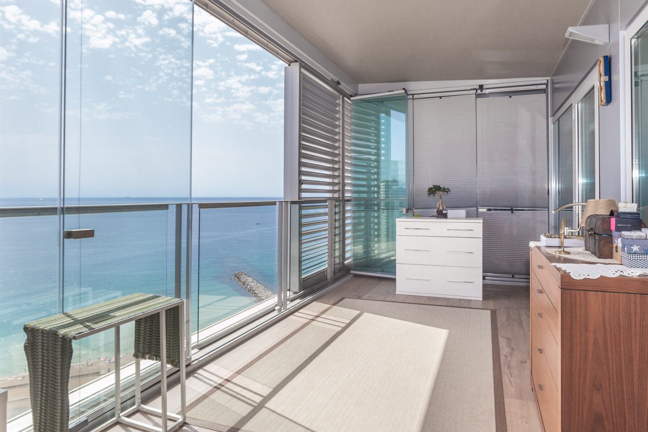 Seafront apartment with panoramic views in the most prestigious residential complex in Barcelona