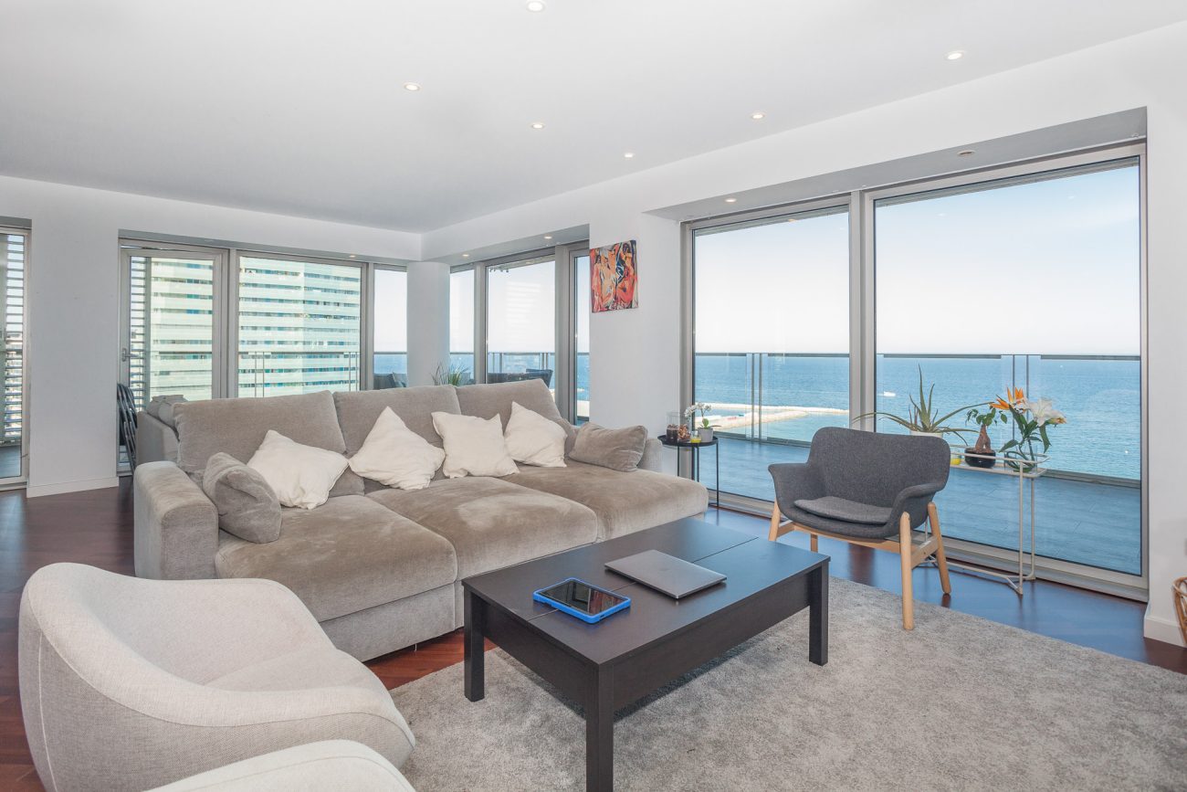 Exclusive view apartment on the first line of the sea