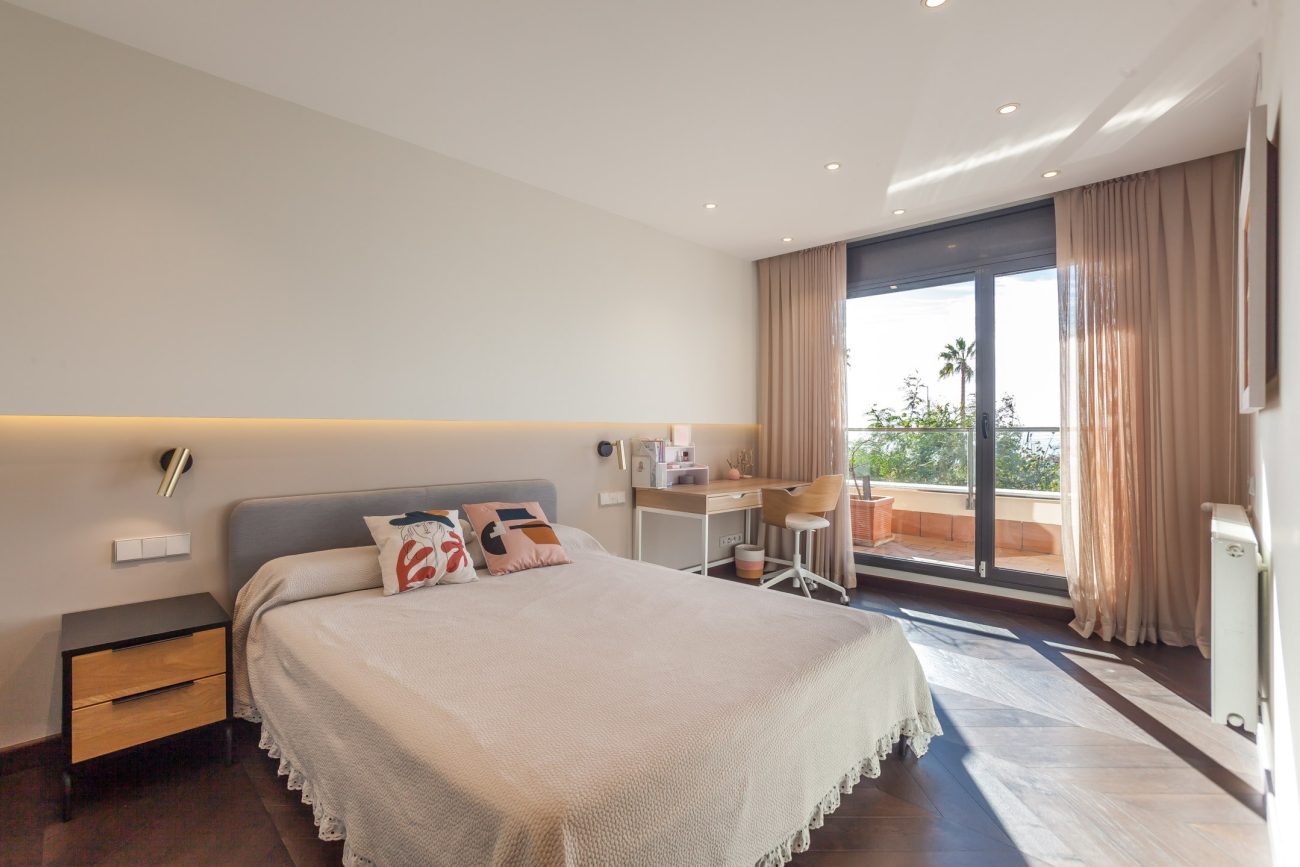 Immerse yourself in the luxury seaside experience in this frontline gem in Castelldefels with eco-innovative and technological features!