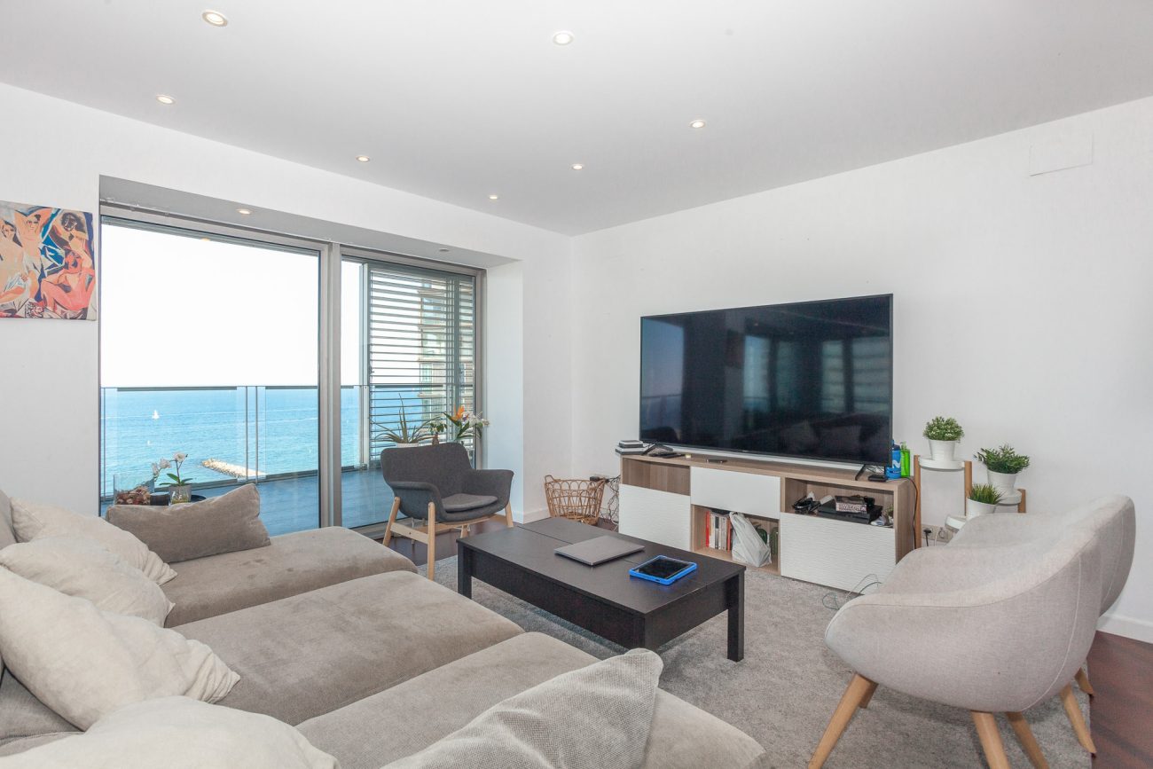 Exclusive view apartment on the first line of the sea
