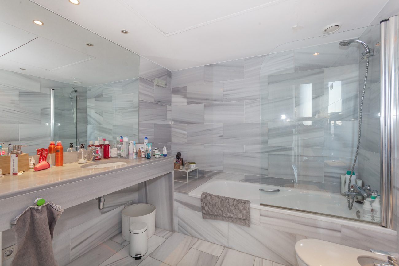 Exclusive view apartment on the first line of the sea