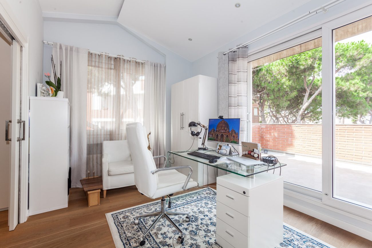 Semi-furnished corner house 100 metres from the beach in Gavà