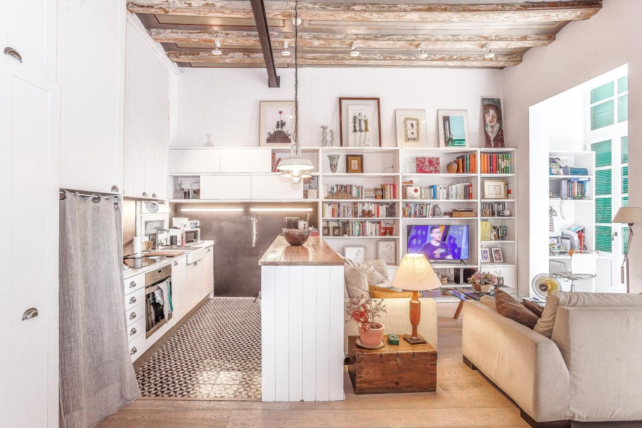 Bright flat with terrace on Enric Granados