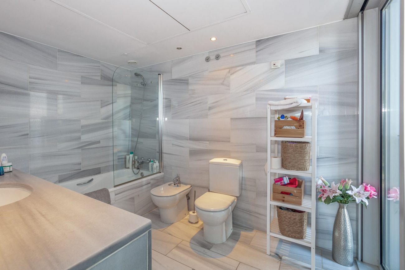 Exclusive view apartment on the first line of the sea