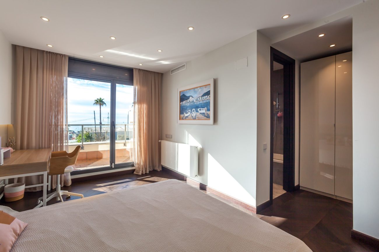 Immerse yourself in the luxury seaside experience in this frontline gem in Castelldefels with eco-innovative and technological features!