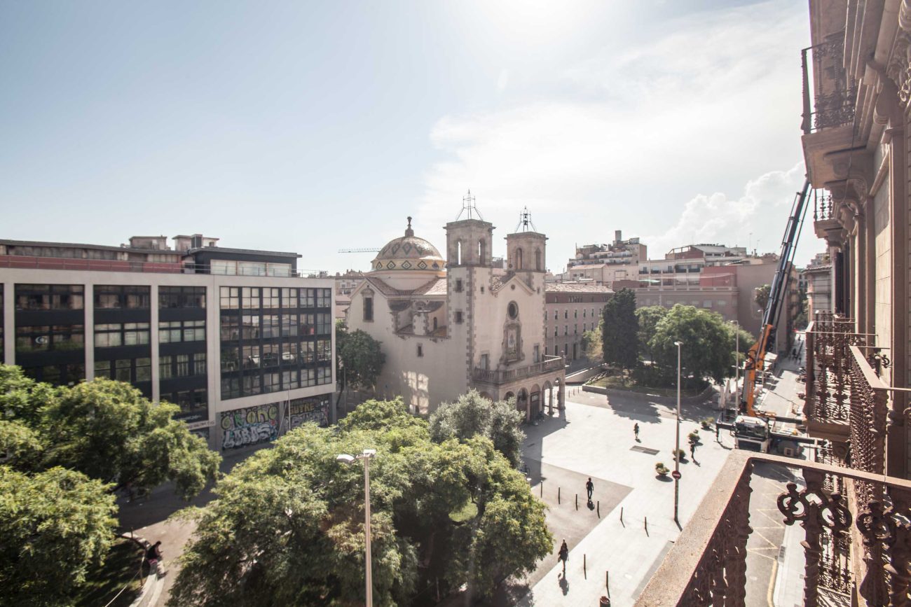 Spectacular apartment in a stately building in the heart of Barcelona