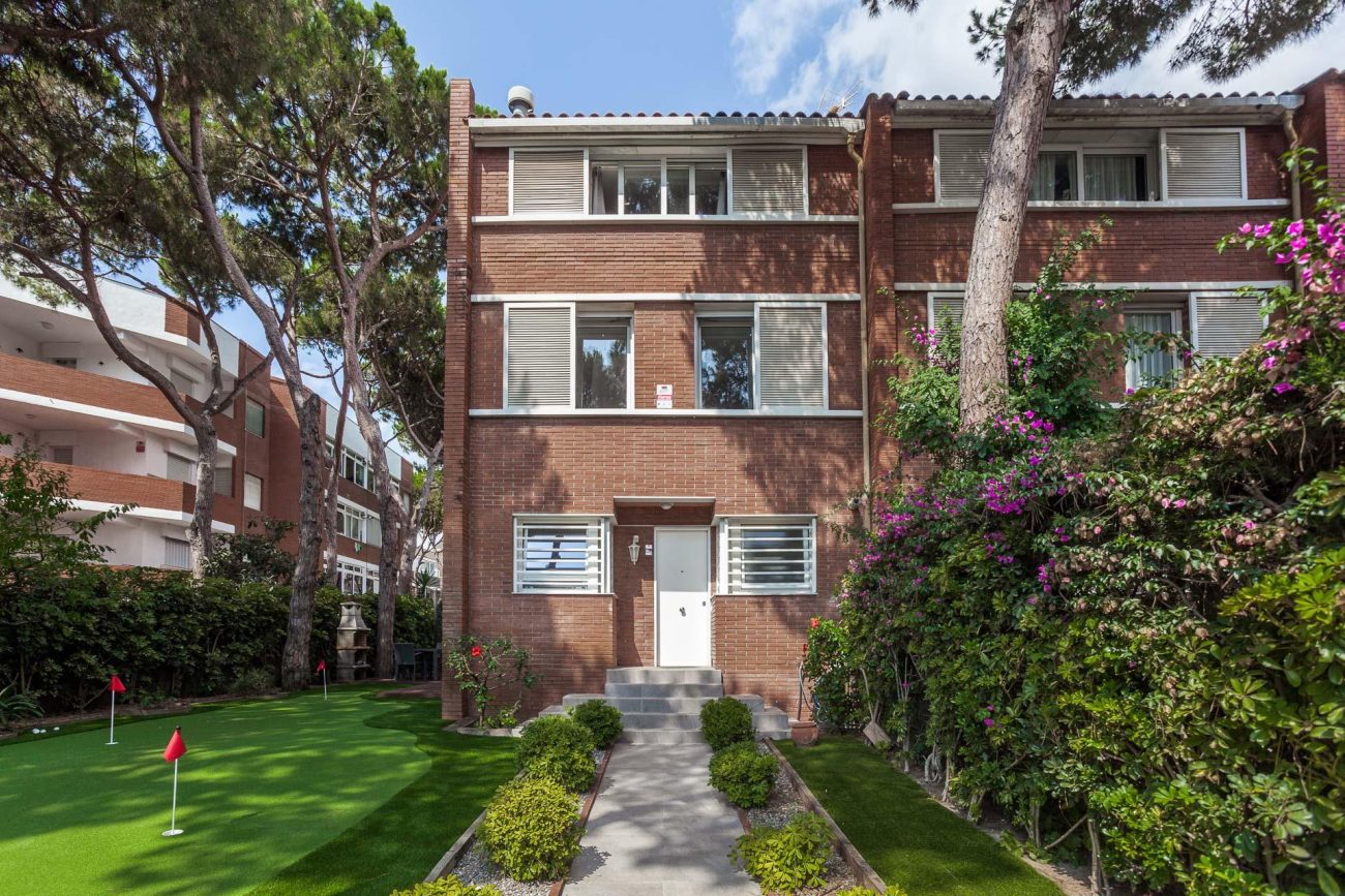 Semi-furnished corner house 100 metres from the beach in Gavà