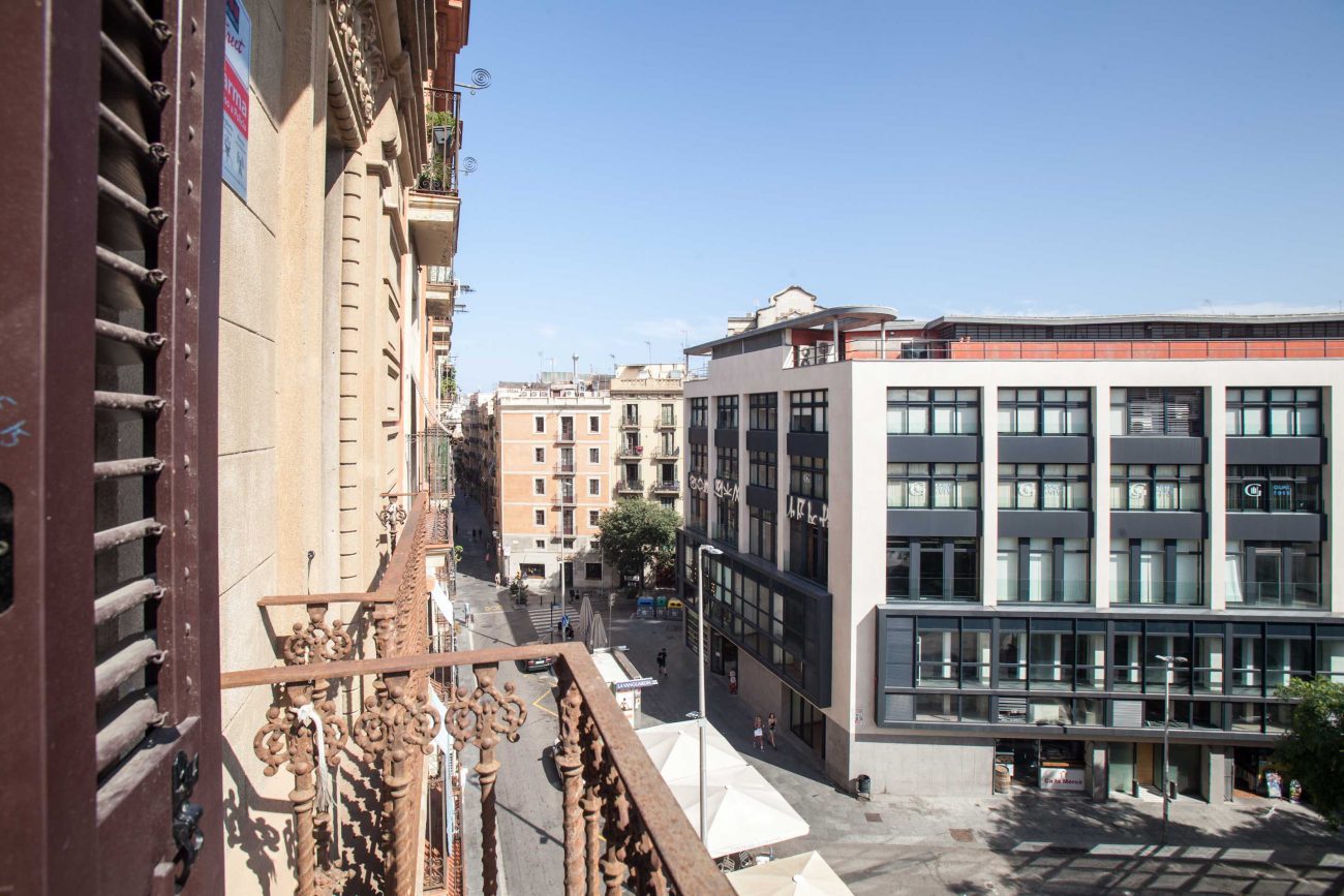 Spectacular apartment in a stately building in the heart of Barcelona