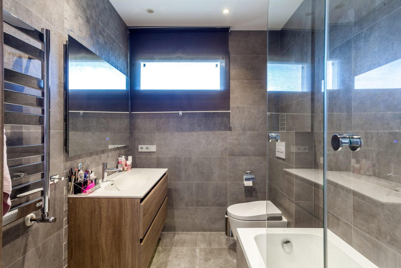 Immerse yourself in the luxury seaside experience in this frontline gem in Castelldefels with eco-innovative and technological features!