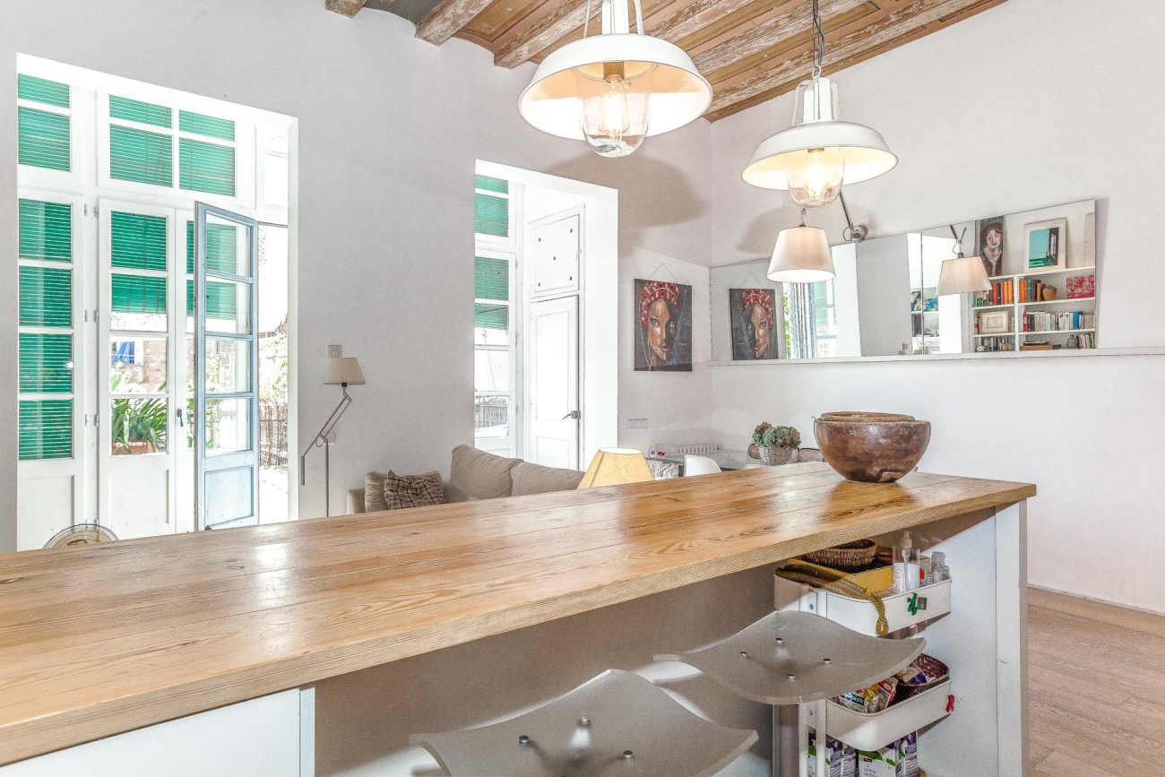 Bright flat with terrace on Enric Granados