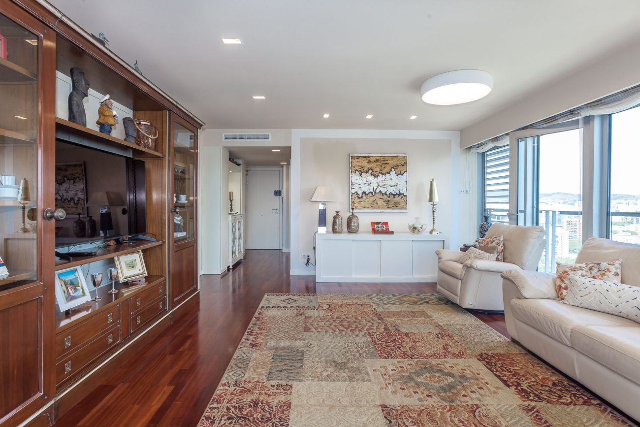 Seafront apartment with panoramic views in the most prestigious residential complex in Barcelona