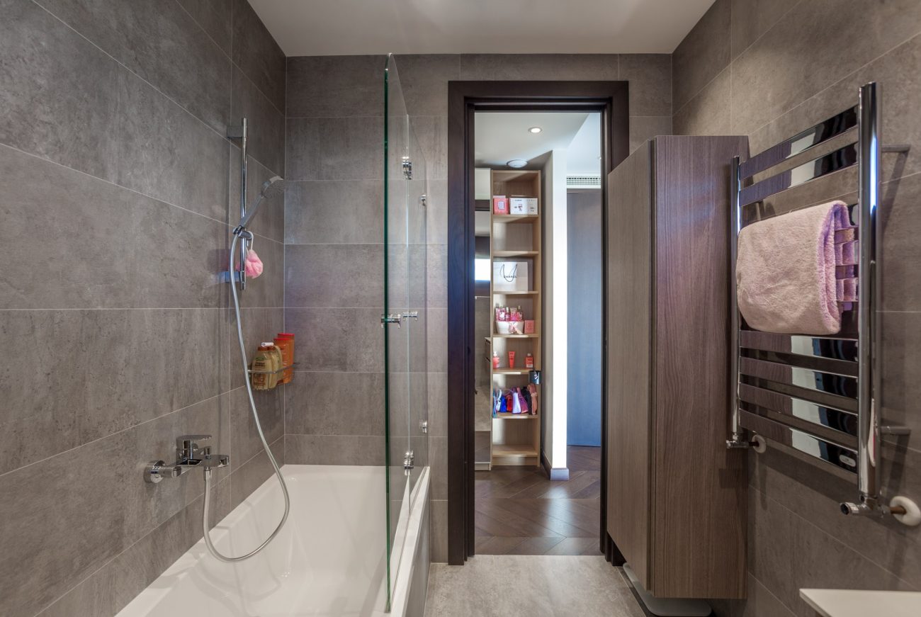 Immerse yourself in the luxury seaside experience in this frontline gem in Castelldefels with eco-innovative and technological features!